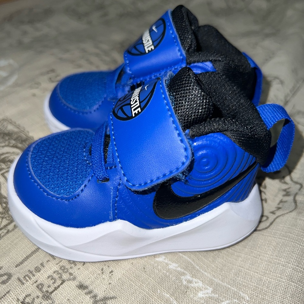 Nike Team Hustle D9 Blue White Sneakers
Toddler Size 2C US Shoes # AQ4226-400